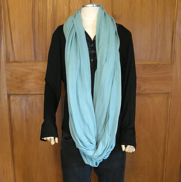 NWOT Blue Infinity Scarf - Picture 2 of 2